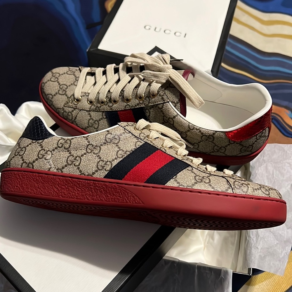 I’m selling my brand new Gucci lowtop ace sneakers